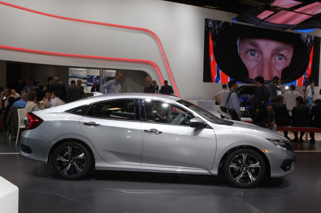 Honda presenta al Salone di Parigi 2016 la nuova Civic a 4 porte [FOTO LIVE]