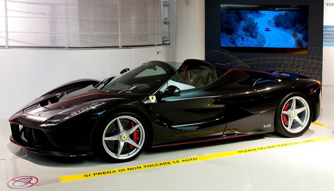 Ferrari LaFerrari Aperta in mostra al Museo di Maranello