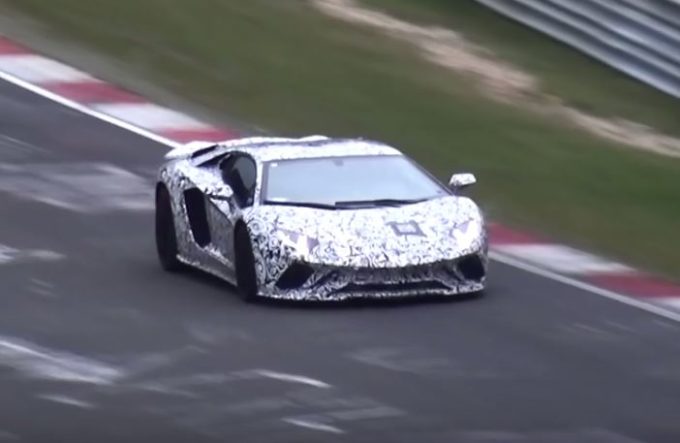 Lamborghini Aventador: prototipo filmato al Nurburgring, facelift in vista [VIDEO SPIA]