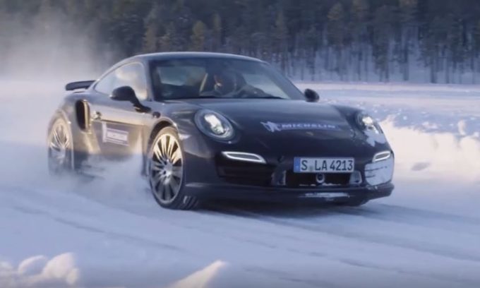 Guida sportiva e pneumatici in inverno: i consigli di Michelin e Armin Schwarz [VIDEO]