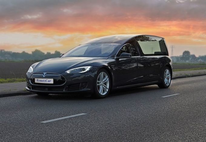 Carro funebre elettrico su base Tesla Model S
