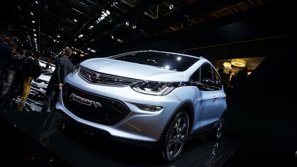 Opel Ampera-e: record di autonomia al Salone di Parigi 2016 [FOTO e VIDEO LIVE]