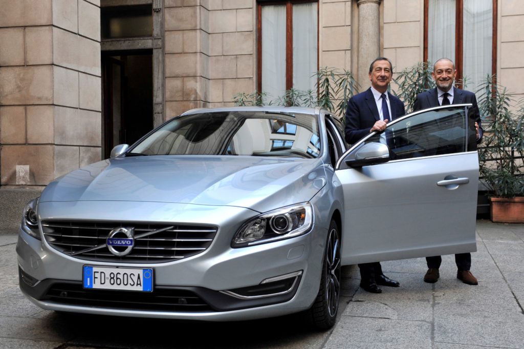 Volvo ha consegnato una V60 Twin Engine ibrida al sindaco di Milano