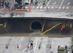 Giappone, si apre una maxi-voragine nel centro della città di Fukuoka [VIDEO]