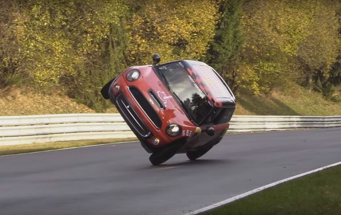 Il funambolico giro da record del Nurburgring sulle due ruote di una Mini [VIDEO]