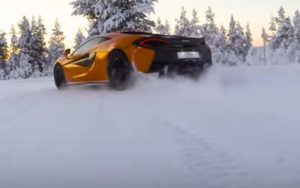 McLaren 570S: show con la danza sul ghiaccio [VIDEO]