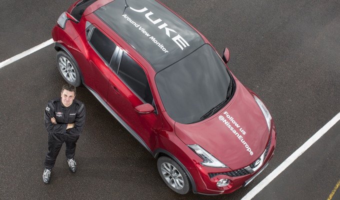 Nissan Juke: record mondiale di J-turn a vetri oscurati [VIDEO]