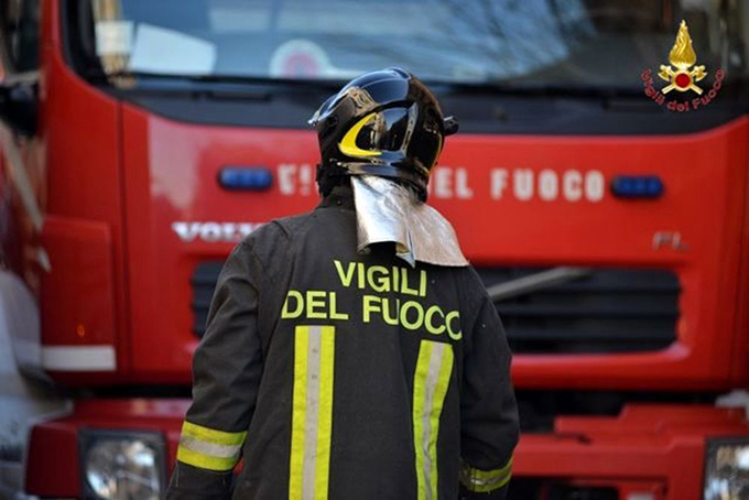 L’auto finisce nel canale: sale sul tetto e si salva