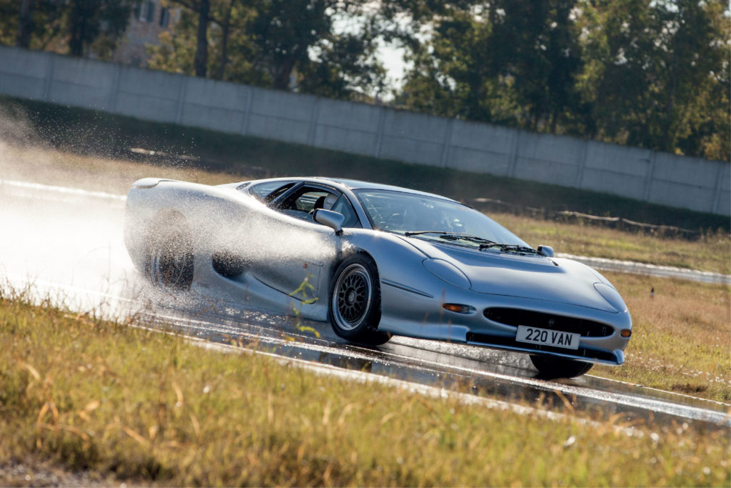 Jaguar XJ220: Bridgestone e Don Law la riporteranno su strada [VIDEO]