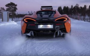 McLaren 570S, drift sulla neve con Bruno Senna [VIDEO]