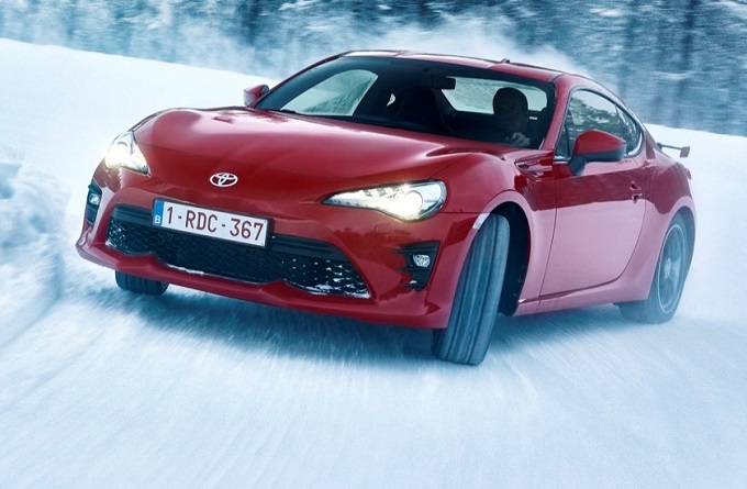 Toyota GT86 MY 2017: l’iconica coupé giapponese sfida il gelo [FOTO e VIDEO]