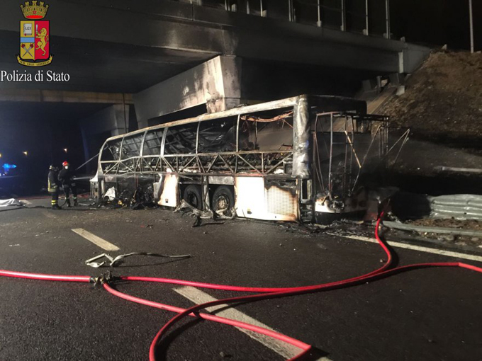 Incidente in A4, bus ungherese prende fuoco: 16 decessi