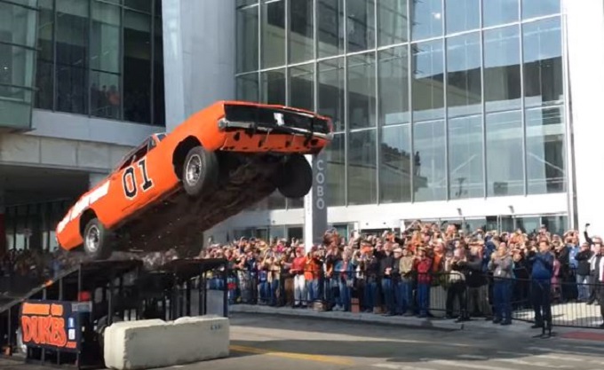 Detroit, STATI UNITI D'AMERICA. 24 Febbraio, 2017. Il Generale Lee auto, un  Dodge Charger dai duchi di Hazzard show televisivo, airborn in un salto  acrobatico, nella parte anteriore del Centro di Cobo