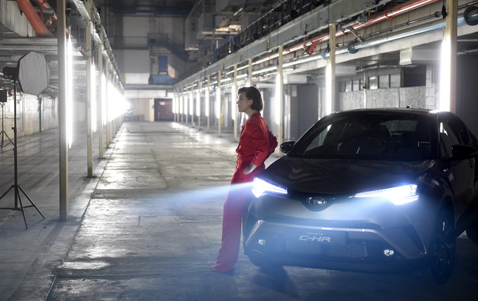 Milla Jovovich protagonista in “The Night That Flows” a bordo di Toyota C-HR