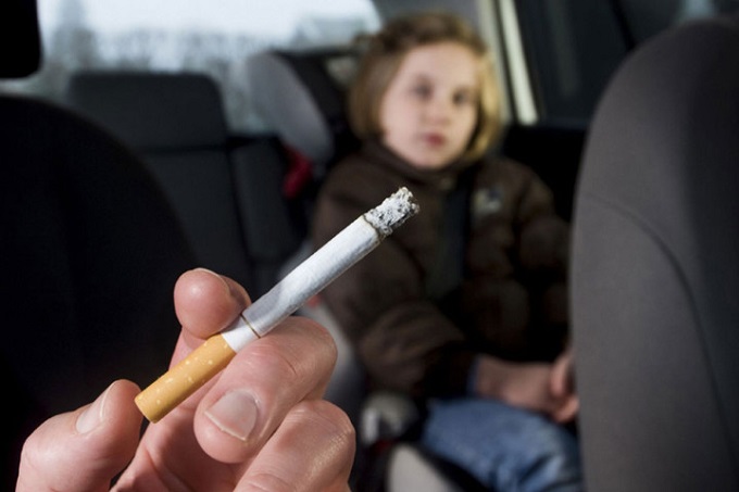 Fumare in auto: pochi lo sanno, ma è vietato