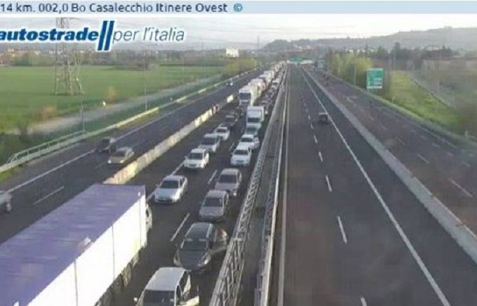 Bologna, scontro tra tir e pullman sull’autostrada A14: 16 feriti, 3 in codice giallo