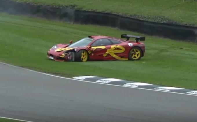 Nick Mason, batterista dei Pink Floyd, sbatte a Goodwood con la sua McLaren F1 GTR [VIDEO]