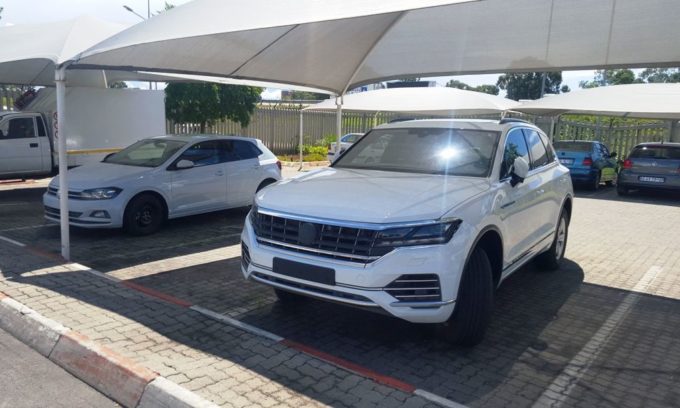Volkswagen Touareg MY 2018: prototipo senza camouflage “pizzicato” in Sud Africa [FOTO SPIA]