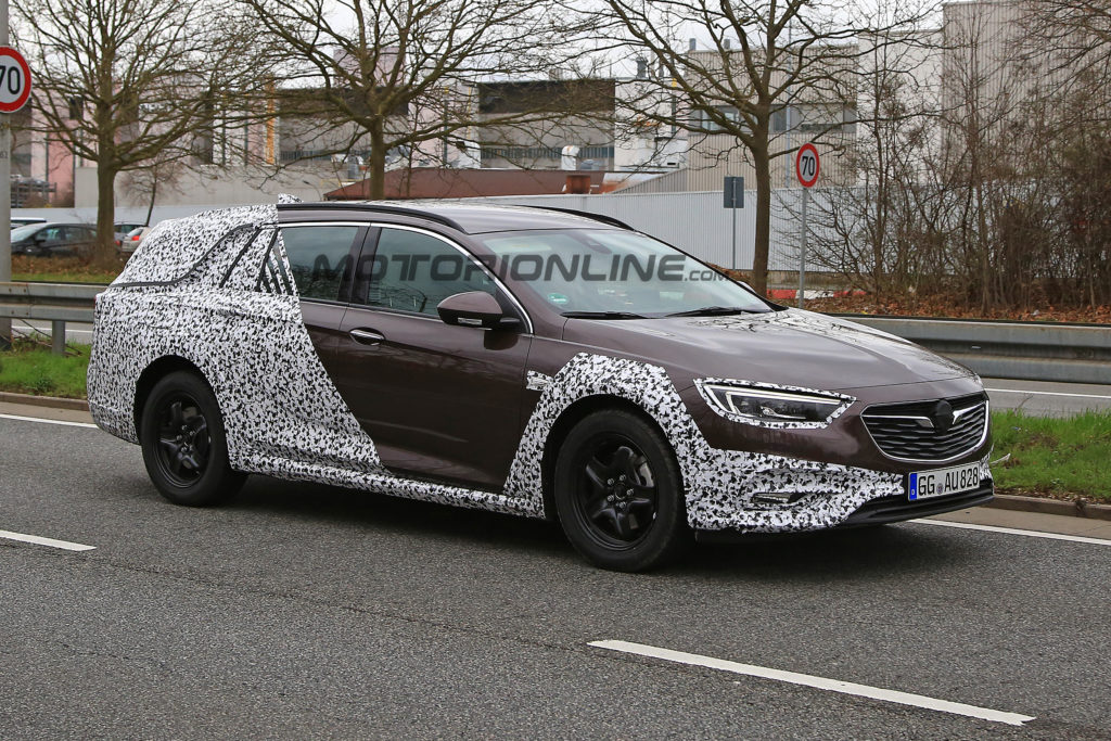 Opel Insignia Country Tourer: nuova station wagon con spirito off-road in arrivo [FOTO SPIA]