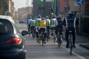 Multe fino 651 euro per chi sorpassa un ciclista a meno di un metro e mezzo