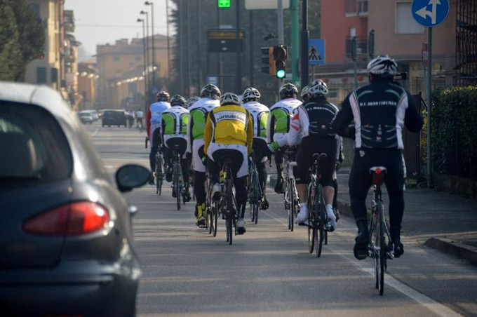 Multe fino 651 euro per chi sorpassa un ciclista a meno di un metro e mezzo