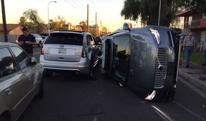 Uber: sospesi i test per la guida autonoma dopo un incidente