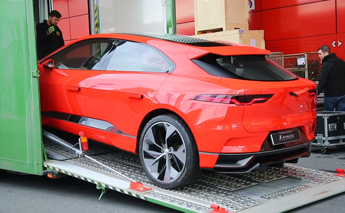 Salone di Ginevra, Jaguar I-Pace Concept: la SUV elettrica si dirige verso la struttura [VIDEO]