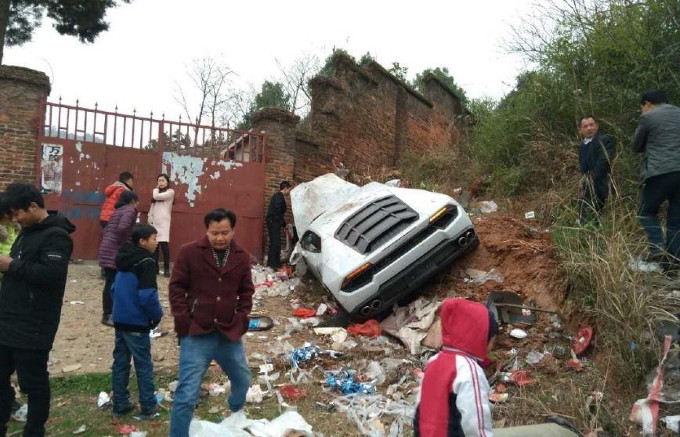 Lamborghini Huracan: violento incidente in Cina contro un muro