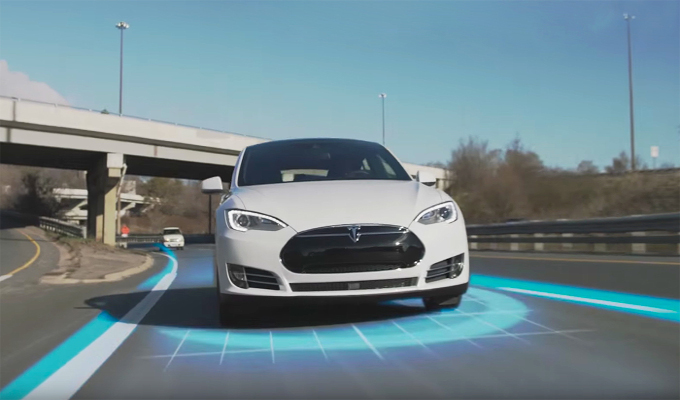 Tesla: sconti sul premio assicurativo per chi usa l’Autopilot