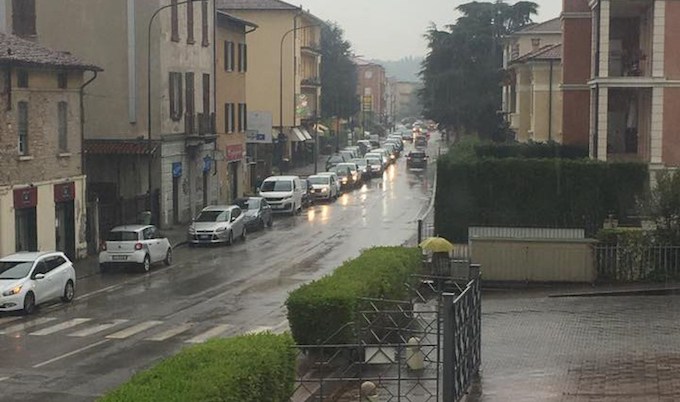 Tutti in coda per un’auto ferma, ma è parcheggiata: succede a Brescia