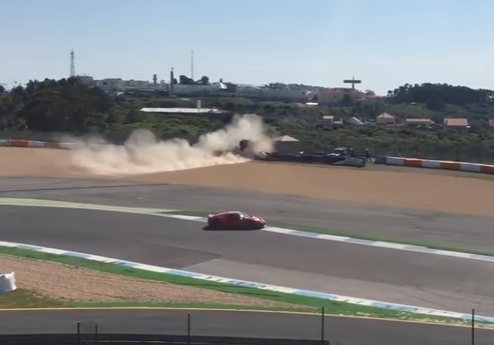 Ferrari 488 GTB: gran botto all’Estoril durante un track day [VIDEO]