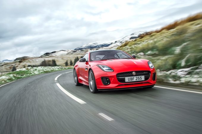 Jaguar F-TYPE: debutta il nuovo motore benzina 2.0 quattro cilindri da 300 cv