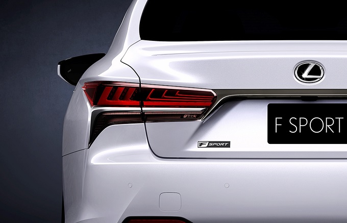 Nuova Lexus LS 500 F Sport: anticipazione in vista del debutto a New York [TEASER]