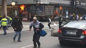 Stoccolma: camion contro la folla provoca tre morti e diversi feriti