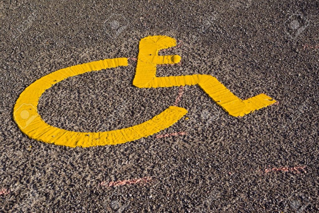 Parcheggia sul posto disabili: arriva la condanna a 4 mesi di reclusione per violenza privata
