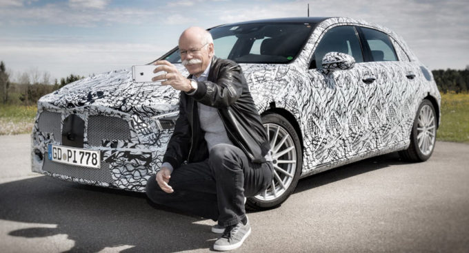 Mercedes Classe A: Dieter Zetsche si fa un selfie col nuovo modello