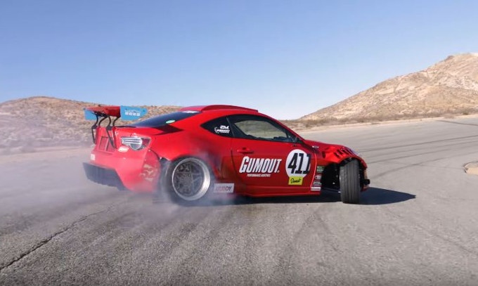 Toyota GT 86: spinta dal V8 di una Ferrari 458 si esibisce in drifting [VIDEO]