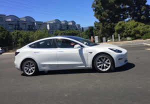 Tesla Model 3: intravista “senza veli” nel traffico californiano