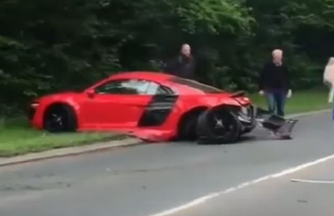 Audi R8 appena acquistata: prima la rotonda a gran velocità e poi il botto [VIDEO]