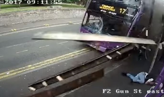 Investito da un autobus, si rialza e va al pub come se nulla fosse successo [VIDEO]
