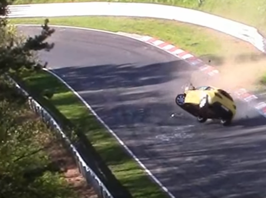 Opel Astra: spettacolare incidente al Nürburgring [VIDEO]