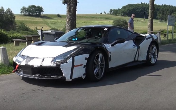 Ferrari 488 GTB, un prototipo modificato fa capolino al Nürburgring [VIDEO SPIA]