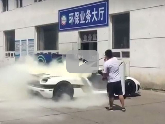 Koenigsegg Agera R: un esemplare in fiamme in Cina [VIDEO]