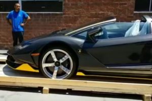 Lamborghini Centenario Roadster: il primo esemplare consegnato negli USA [VIDEO]