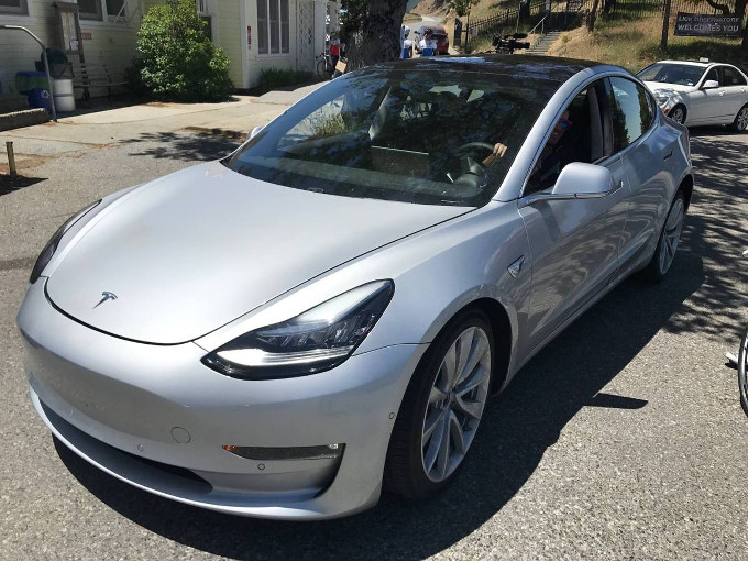 Tesla Model 3: al lancio si sceglierà solo il colore e i cerchi