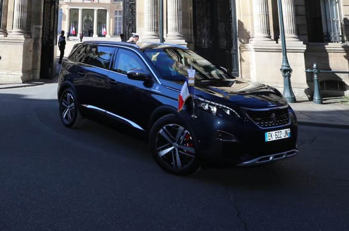 Macron alla festa per la Presa della Bastiglia con la nuova Peugeot 5008