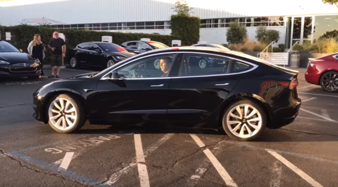 Tesla Model 3: filmato su strada il primo esemplare prodotto in serie [VIDEO]