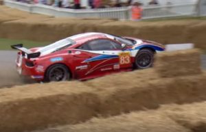 Ferrari 458 GT2 esce di strada e finisce contro le balle di fieno a Goodwood [VIDEO]