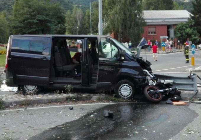 Val Susa, dopo una lite per la viabilità travolge una moto col suo furgone e uccide una ragazza