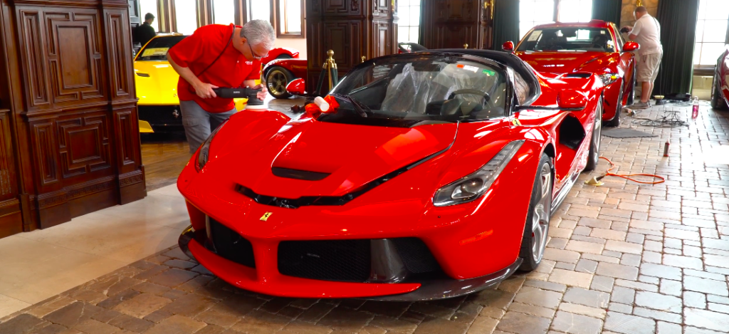 LaFerrari Aperta diventa arte nel garage più curato al mondo [VIDEO]